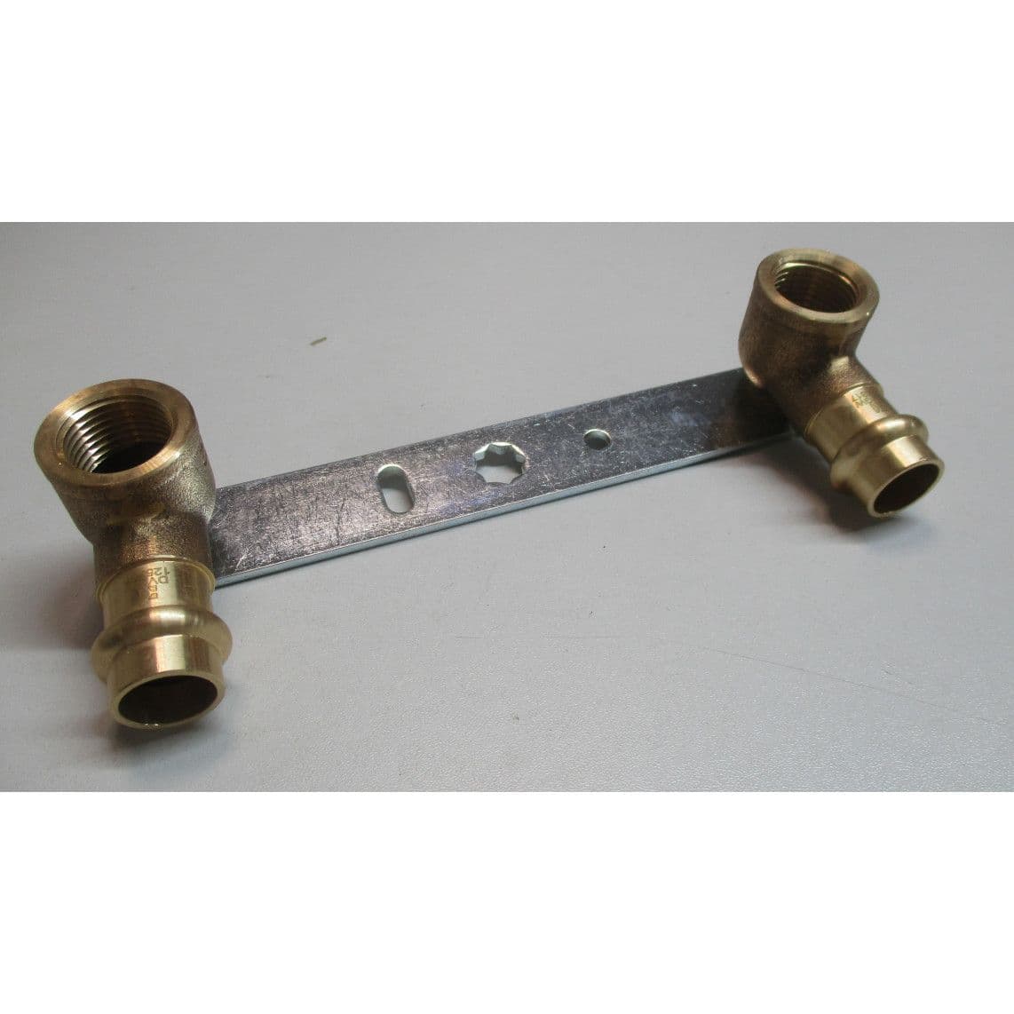 988628154 Mounting unit, red brass, 15 mm x 1/2" female 150 mm, 1 socket vue 1
